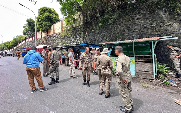 Gelar Operasi Penertiban, Satpol PP Ternate Tertibkan Lapak di Depan Kantor BNN Kalumata